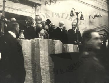 1924: Ο Παύλος Κουντουριώτης ορκίζεται Πρόεδρος της Δημοκρατίας παρουσία του Πρωθυπουργού Ελ. Βενιζέλου. Διακρίνονται ο Μαρής, ο Θεμ. Σοφούλης, ο Ι. Τσιριμώκος και ο Μιχ. Αργυρόπουλος