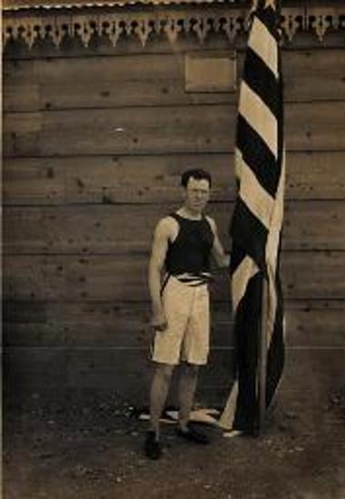 Ολυμπιακοί Αγώνες 1896. Αθλητής κρατάει τη σημαία της χώρας του