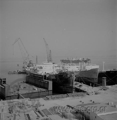 Επισκευή πλοίων στα Ναυπηγεία Σκαραμαγκά.