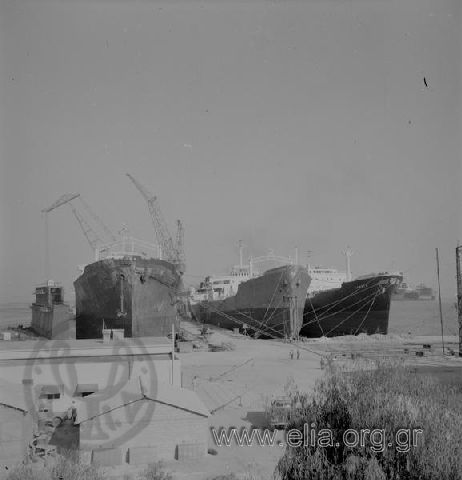 Επισκευή πλοίων στα Ναυπηγεία Σκαραμαγκά.