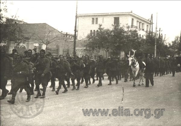 Πορεία στρατιωτών μέσα από πόλη.