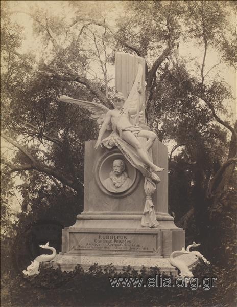 Μνημείο του πρίγκιπα Rudolph, γιου των αυτοκρατόρων της Αυστροουγγαρίας, Franz Josef και Elisabeth. Το μνημείο βρίσκεται στους κήπους του Αχιλλείου.