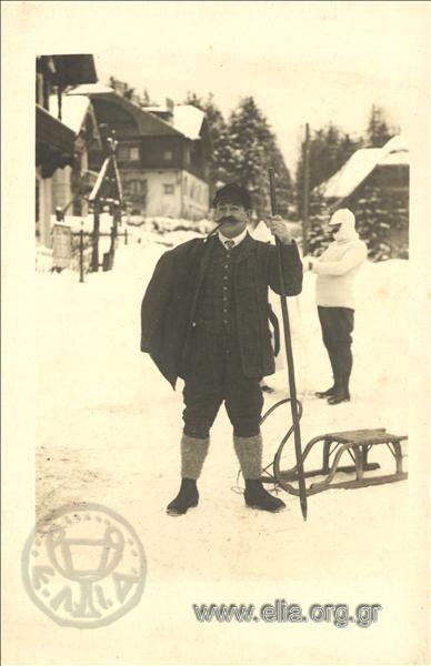 Πορτραίτο άνδρα με έλκηθρο στα χιόνια.