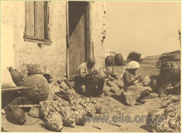 Διακόσμηση παραδοσιακών κεραμικών από αγγειοπλάστες στη Σκύρο