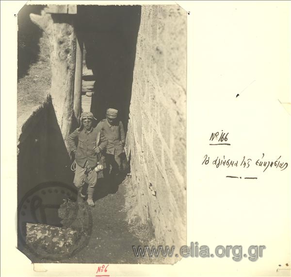 Έλληνες στρατιώτες βγαίνουν από εκκλησία μετά από αγιασμό(;)