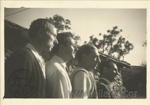 Εξόριστοι. Από αριστερά προς τα δεξιά: Μάνος Κατράκης, Γιάννης Ρίτσος, Δημήτρης Φωτιάδης, Μενέλαος Λουντέμης.