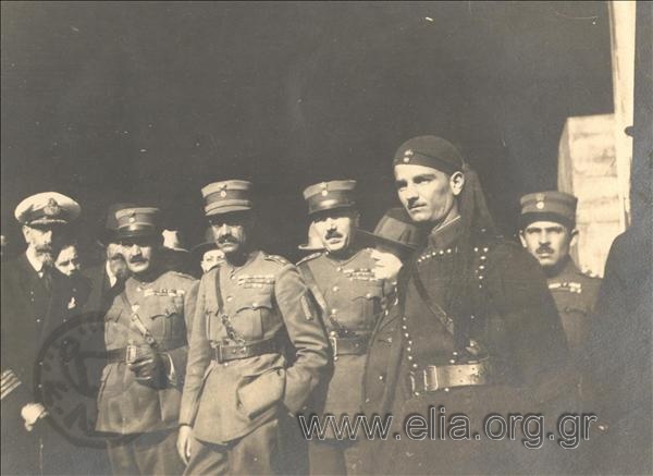 Οι αρχηγοί της Επανάστασης, Νικόλαος Πλαστήρας και Στυλιανός Γονατάς, με στρατιωτικούς.