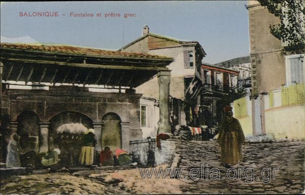 Salonique - Fontaine et prêtre grec.