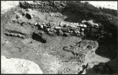 Τα λείψανα της προϊστορικής πόλεως στο οικόπεδο Μανδηλαρά. Διακρίνονται ο ΠΓ και αριστ. ο μυκην. τοίχος και τα ορύγματα των δύο τάφων.
