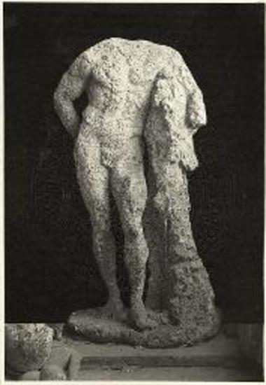 Μαρμάρινον άγαλμα, αντίγραφον του επαναπαυομένου Ηρακλέους Farnese εκ του ναυαγίου των Αντικυθήρων.