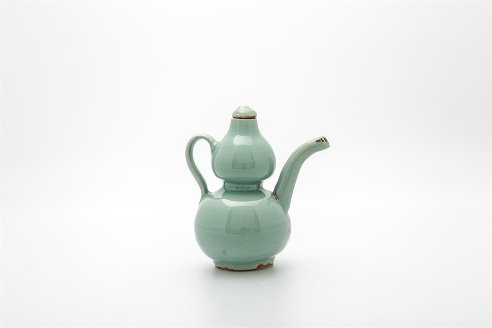Double-gourd shaped ewer with lid of glazed Longquan stoneware