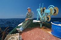 Ψαράς που ξεκουάζεται μεσοπέλαγα στη βάρκα του