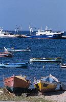 Ψαρόβαρκες και μεγαλύτερα αλιευτικά σκάφη σε λιμανάκι οικισμού
