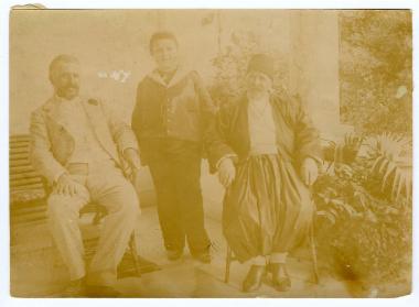 1 φωτογραφία του Πάνου, του μικ ρού Μίτσα και Μιχαήλου Κουρτζή στη βίλα Μιδάτ
