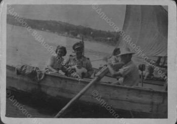 Οικογένεια Σπυροπούλου πάνω σε βάρκα