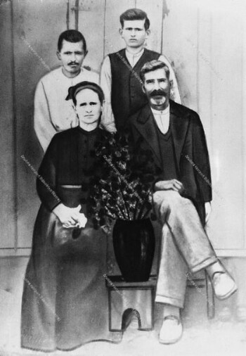 Οικογένεια Δάφνη και Αικατερίνης Σαμαρά, Καρίτσα 1930