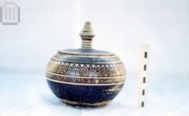 Pyxis with lid