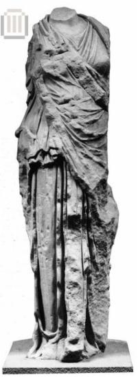 Άγαλμα γυναικείας ντυμένης μορφής