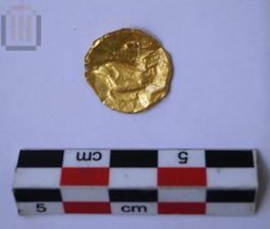 Small gold disc with imprinted depiction of bird