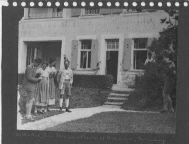Charlie στην πόλη Murneau της Γερμανίας με τους Walter Reed & Ann Eleanor, Ο : φωτογραφία από το λεύκωμα, 2