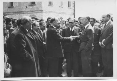 Bruce Lansdale welcoming Minister of Internal Affairs Georgios Rallis, Bruce Lansdale behind him, 1962