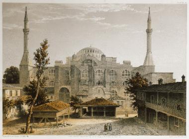 Άποψη της Αγίας Σοφίας στην Κωνσταντινούπολη από τα δυτικά. Στα δεξιά διακρίνεται η κορανική σχολή που ίδρυσε ο Σουλτάνος Μαχμούντ Α΄στα 1739. Το κτήριο αυτό στεγάζει σήμερα τη βιβλιοθήκη του μνημείου.