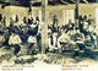 Στιγμιότυπο από την επεξεργασία των καπνών σε καπνεργοστάσιο της Καβάλας στη δεκαετία του 1900.