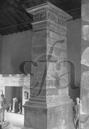 Η στήλη του Αιμίλιου Παύλου στο Μουσείο των Δελφών