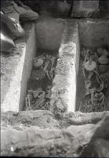 Δίδυμοι κιβωτιόσχημοι τάφοι στο ελληνιστικό νεκροταφείο της Γιάλοβας με τα κτερίσματά τους