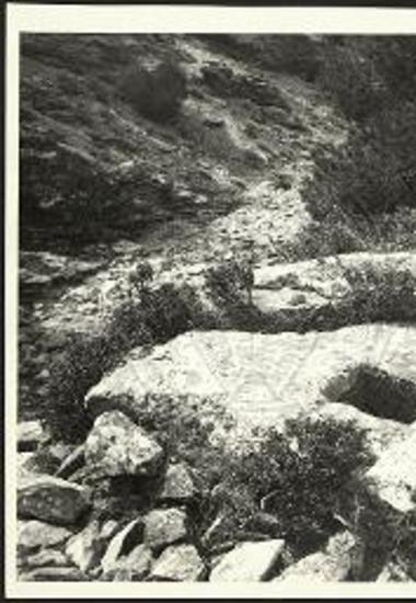Μία των ορθογωνίων οπών των πασσάλων ανασχέσεως των καταβιβαζομένων λίθων εκ των αρχαίων λατομείων Πεντέλης.