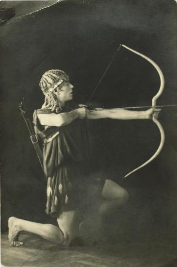 Αναπαράσταση μάχης Απόλλωνα με Πύθωνα. Ο Βάσος Κανέλλος ως Απόλλωνας. Α' Δελφικές Εορτές, 1927