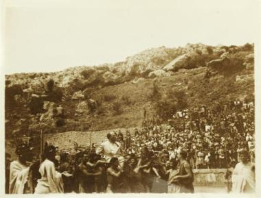 Θριαμβευτική περιφορά του ζεύγους Σικελιανού πάνω σε ασπίδες από τα μέλη του Πυρρίχιου Χορού των Θεσσαλονικέων, B΄Δελφικές Εορτές, 1930