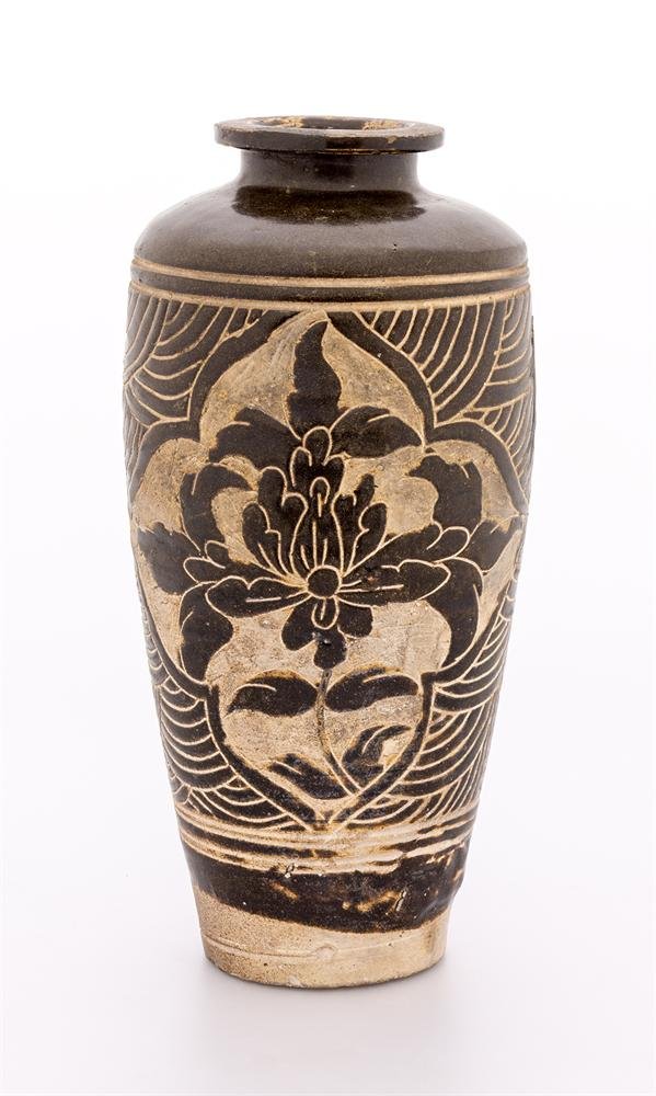 Bottle of Cizhou-type, stoneware with carved glaze