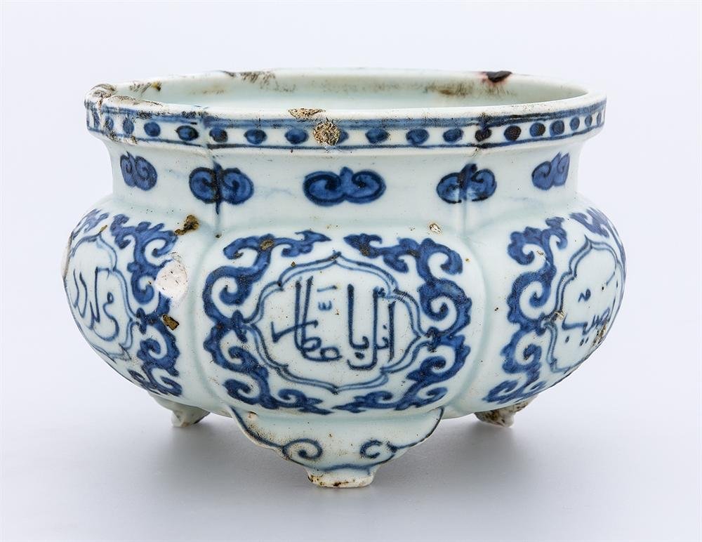 Tripod incense burner of cobalt blue porcelain