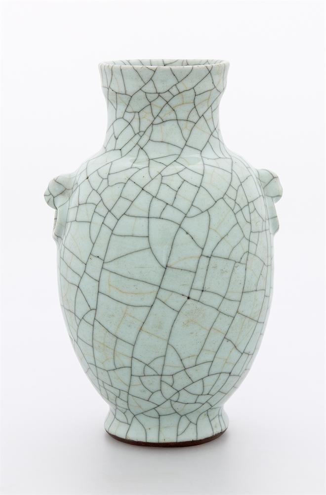 Vase of porcelain with Ge-type glaze