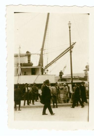 4 φωτογραφίες κατά τη διάρκεια φόρτωσης πλοίου