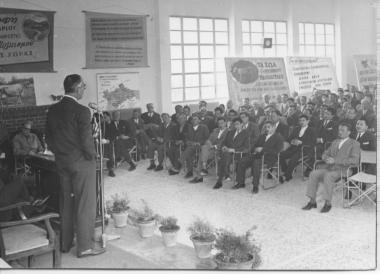 Ο Υπουργός Εσωτερικών Γεώργιος Ράλλης καλωσορίζει τους συμμετέχοντες σε σεμινάριο στην Α.Γ.Σ., 1962