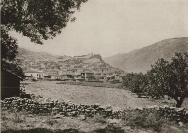 H πόλη και το κάστρο των Σαλώνων (Άμφισσας), από τα νότια.