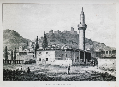 Άποψη του κάστρου της Άμφισσας στα ερείπια της αρχαίας ακρόπολης.