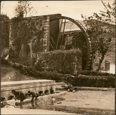 Thebes. Waterwheel with women washing