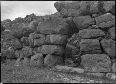Archaeological site. Unidentified. Fortification wall.