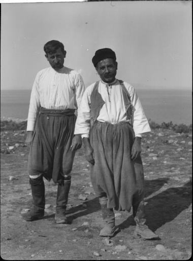 Rhodes, Kamiros. Villagers