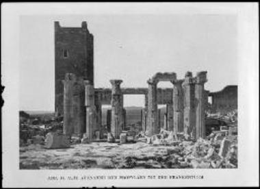 Abb. 34.  Alte Aufnahme der Propylaen mit dem Frankenturm