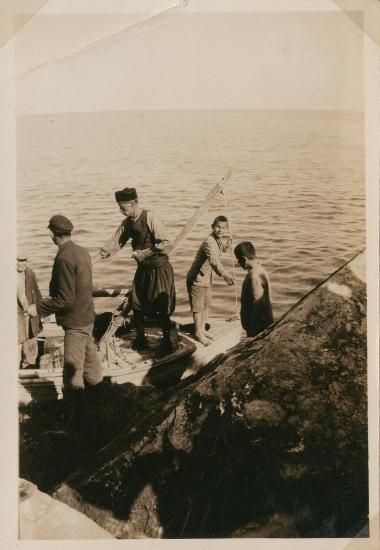 Kyme, small boat with crew