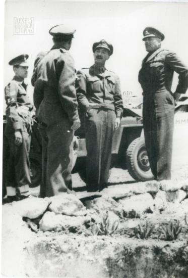 Ο Στρατηγός Κ. Βεντήρης επιθεωρεί τα στρατόπεδα της Μακρονήσου
