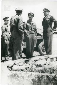 Ο Στρατηγός Κ. Βεντήρης επιθεωρεί τα στρατόπεδα της Μακρονήσου
