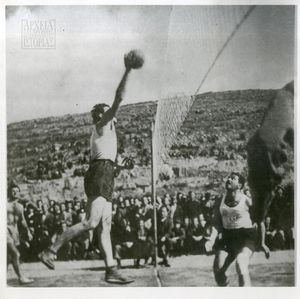 Στρατόπεδο Άη Στράτη, αγώνας βόλεϋ - μπολ