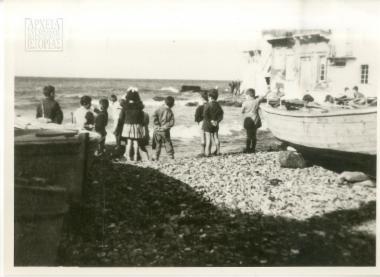 Παιδιά σε παραλία του Άη Στράτη