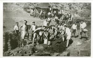 Εξόριστοι στον Άη Στράτη εν ώρα εργασιών