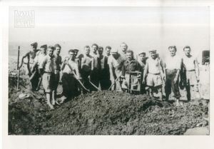 Άη Στράτης, κατασκευή πλίνθων από χώμα για την προστασία στα πλάγια των σκηνών